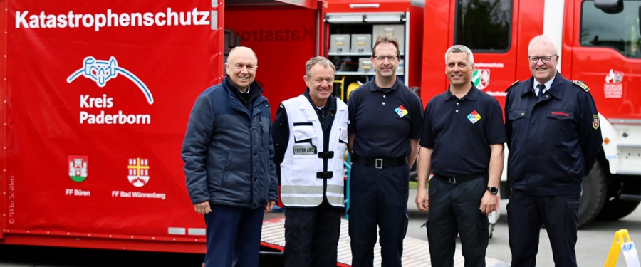 Freuen sich über die neu gegründete Facheinheit: (v.l.) Landrat Christoph Rüther, Matthias Strunz, Leiter der ABC-Einheiten, Marcus Siekaup, stellvertretender Einheitsführer ABC-Gefahrenabwehr, Andreas Lütkemeier, Einheitsführer ABC-Gefahrenabwehr sowie Kreisbrandmeister Elmar Keuter. (©Verband der Feuerwehren im Kreis Paderborn)